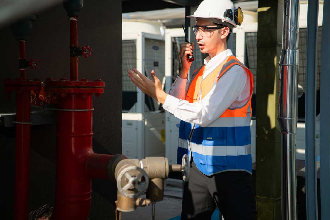 engineers-inspect-the-completed-water-systems-to-c-2025-01-09-08-14-55-utc Revisando instalacion